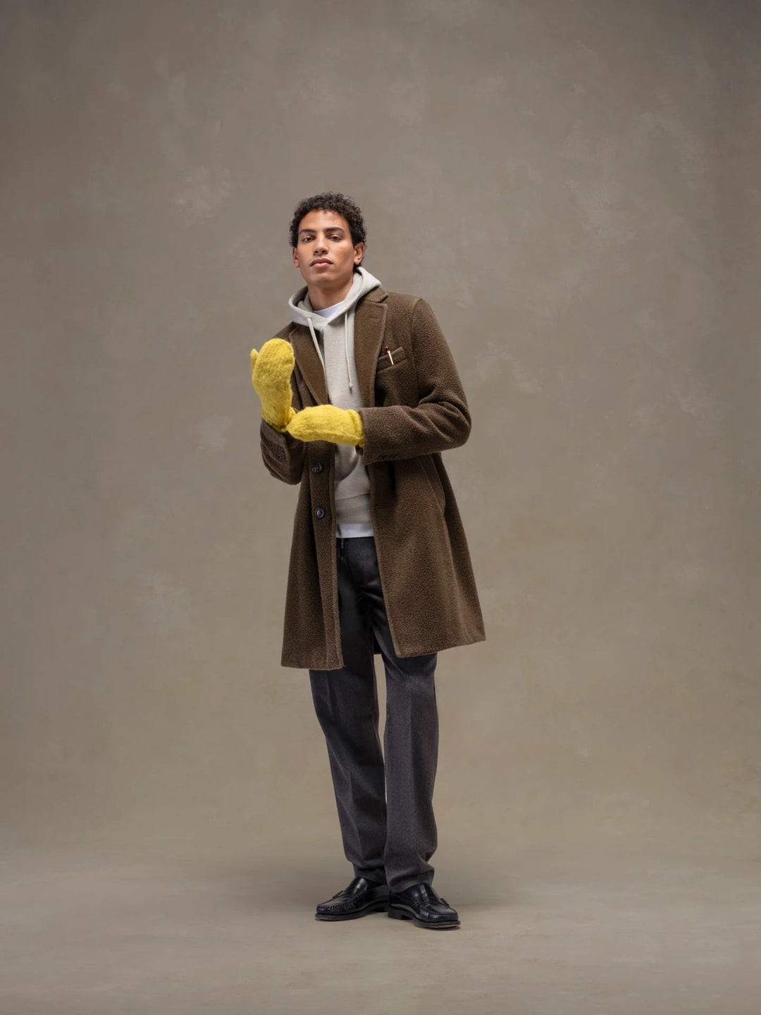 ABRIGO DE LANA VIRGEN TEÑIDA EN VERDE