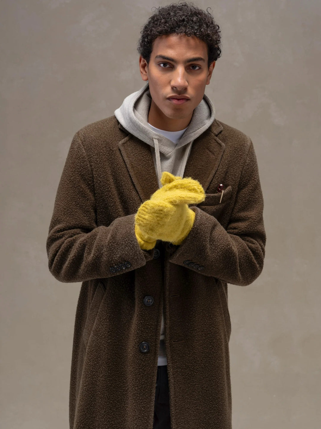 ABRIGO DE LANA VIRGEN TEÑIDA EN VERDE