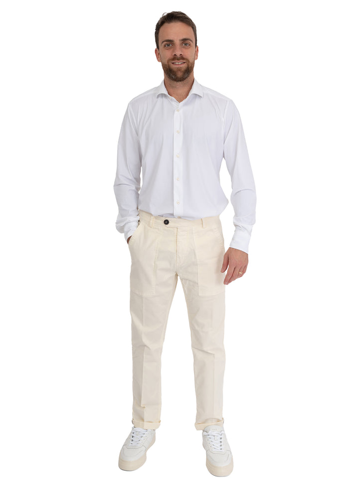 imagen-2-clark-pantalones-con-bolsillos-de-parche-marfil-pantalones-wayne-t091-marfil