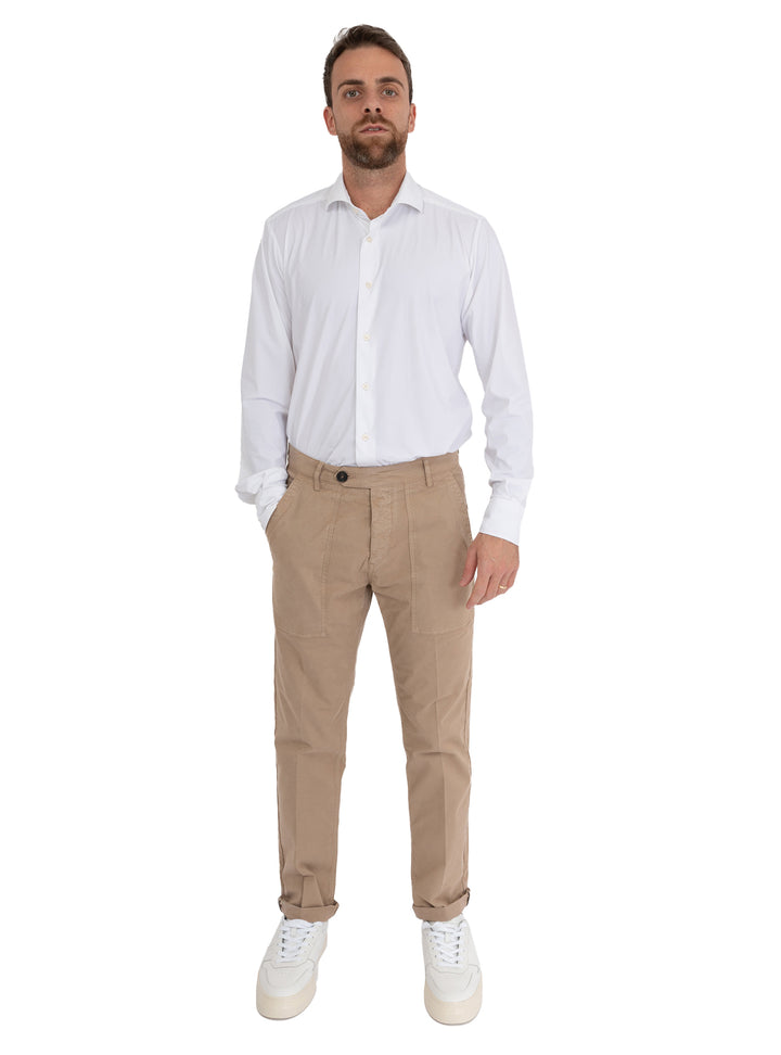imagen-4-clark-pantalones-con-bolsillos-de-parche-beige-pantalones-wayne-t091-beige