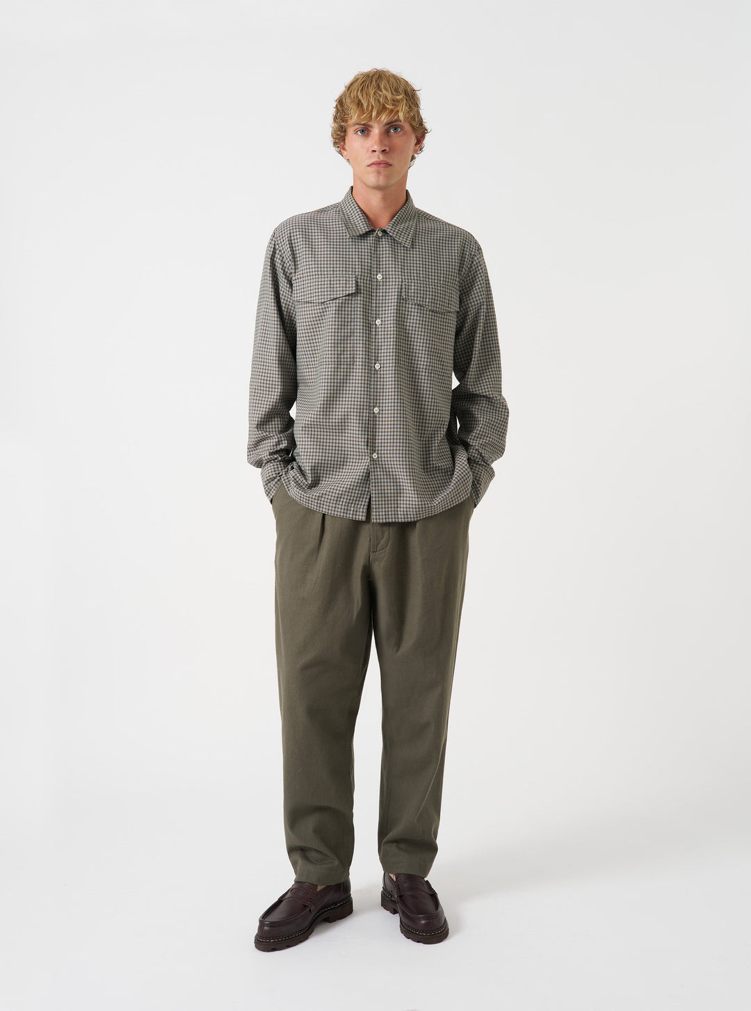 Universal Works Pleated Track Pant Brushed Moleskin Olive Verde - foto 2